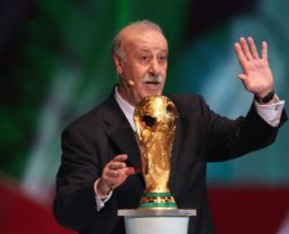 El entrenador de la selecci&oacute;n espa&ntilde;ola de f&uacute;tbol, Vicente del Bosque, entrega la Copa del Mundo hoy, viernes 6 de diciembre de 2013, durante el sorteo del Mundial de F&uacute;tbol Brasil 2014 en Costa do Sauipe, Bahia (Brasil). 