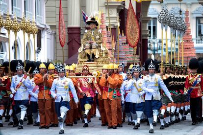El rey Rama X es transportado en el Gran Palacio durante la visita al Templo del Buda Esmeralda.
