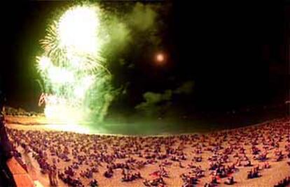 Los fuegos artificiales del pasado lunes, vistos desde la playa del Miracle.
