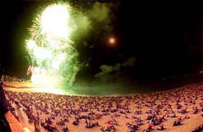 Los fuegos artificiales del pasado lunes, vistos desde la playa del Miracle.