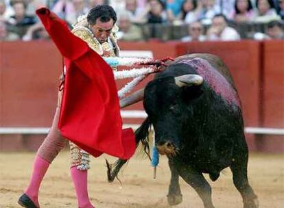 José María Manzanares, durante una faena en Sevilla.