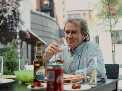 Simón, en una terraza de la calle de las Huertas.