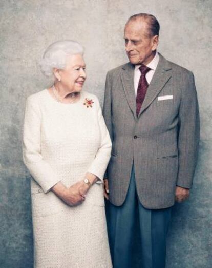 Isabel II, con un collar de perlas de tres hilos, con Felipe de Edimburgo en la foto oficial de sus bodas de platino.