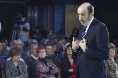 Rubalcaba, con simpatizantes socialistas ayer en Murcia