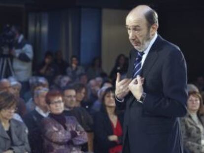 Rubalcaba, con simpatizantes socialistas ayer en Murcia