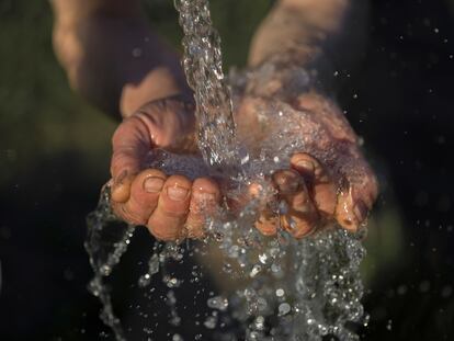 Unas manos bajo la llave del agua.