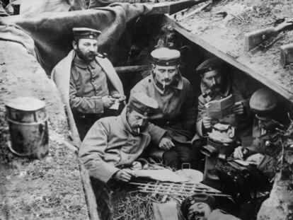 Soldats alemanys, fumant i llegint a les trinxeres del front occidental a la Gran Guerra.