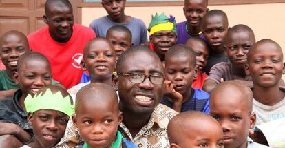 James Kofi Annan rodeado de niños en Ghana.
