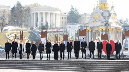 Los jefes de Estado y de Gobierno, reunidos ayer en la plaza de la Independencia de Kiev. Desde la izquierda, Feridun Sinirlioglu (OSCE), Pedro Sánchez (España), Kristrún Frostadóttir (lslandia), Mette Frederiksen (Dinamarca), Ursula von der Leyen (Comisión Europea), António Costa (Consejo Europeo), Edgars Rinkevics (Letonia), Olena Zelenska y Volodímir Zelenski (Ucrania), Alexander Stubb (Finlandia), Gitanas Nausėda (Lituania), Justin Trudeau (Canadá), Kristen Michal (Estonia), Jonas Gahr Støre (Noruega), Ulf Kristersson (Suecia) y Benjamin Haddad (ministro delegado de Francia), en una imagen de la presidencia ucrania.