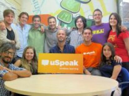 El director general de uSpeak, Andr&eacute;s Burdett, junto a miembros de la plantilla.