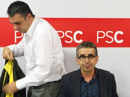 De pie, Carles Martí, primer secretario del PSC barcelonés, junto al jefe del grupo municipal, Jordi Martí.