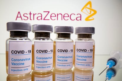 Frascos da vacina da AstraZeneca e Oxford.