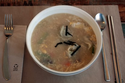 Sopa de arroz, verduras, ternera, empanadillas y huevo en el restaurante Seoul.