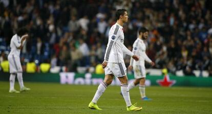 Ronaldo abandona el campo al terminar el partido.