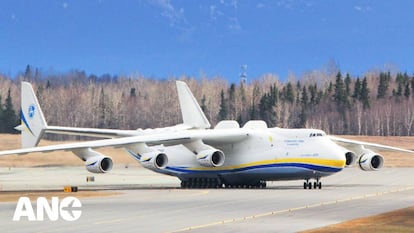 Un avión Antonov Mriya, el de mayor tamaño de carga del mundo, en el aeropuerto de Anchorage.