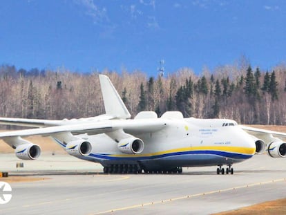 Un avión Antonov Mriya, el de mayor tamaño de carga del mundo, en el aeropuerto de Anchorage.