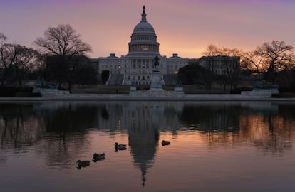 Vigilia por el cambio clim&aacute;tico en Washington. Veintiocho senadores dem&oacute;cratas y dos independientes se han ido dando la palabra sin interrupci&oacute;n hasta completar un largo e hist&oacute;rico discurso nocturno en la C&aacute;mara Alta para pedir una acci&oacute;n sobre el cambio clim&aacute;tico