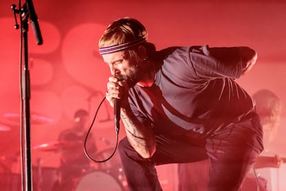 Joe Talbot, cantante Idles, en un concierto del grupo británico en Milán