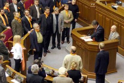 Víktor Yúshenko se autoproclama presidente de Ucrania rodeado de sus partidarios durante una sesión de la Rada Suprema (Parlamento).