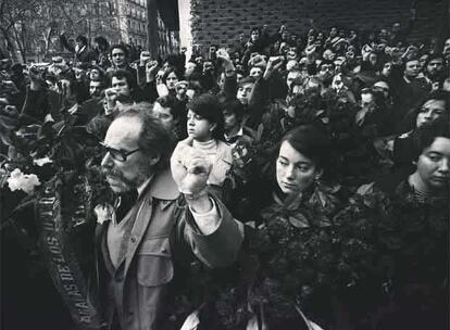 El pasado domingo murió uno de los supervivientes de la matanza de Atocha: Miguel Sarabia, a los 80 años. Riojano, estudió Derecho en Madrid, en cuya universidad entró a formar parte del Partido Comunista. Comprometido con la situación marginal madrileña, en los años 50 fundó, junto a Jaime Ballesteros, también miembro del Partido Comunista, un colegio en los suburbios del barrio de Usera, donde daba clase a niños y adultos, tarea que compaginaba con su trabajo de abogado.