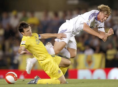 El madridista Guti es, como cada vez que pisa el césped del Madrigal, el jugador más increpado por el público castellonense. El madrileño no encuentra facilidades ni en el público ni en el terreno de juego.