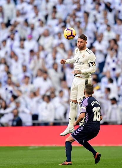 Sergio Ramos golpe el esférico de cabeza.