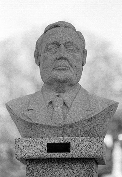 Busto de piedra de José Luis Baltar, presidente de la Diputación de Ourense, en el pueblo orensano de Os Blancos.