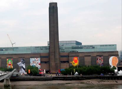 El graffiti, arte de la calle, tiene desde hoy un hueco en la Tate Modern de Londres, cuya emblemática fachada que mira al río Támesis muestra los trabajos de seis artistas <i>callejeros</i> internacionalmente reconocidos, entre ellos los del barcelonés Sixeart. En un momento dorado para el arte urbano, que goza de prestigio cultural y ha entrado en las más cotizadas galerías y casas de subastas, este museo contemporáneo ha puesto sus muros a disposición de los artistas del aerosol.