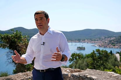 El primer ministro griego, Alexis Tsipras, en un mensaje televisado al país desde la isla de Itaca. 