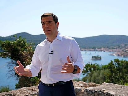 El primer ministro griego, Alexis Tsipras, en un mensaje televisado al país desde la isla de Itaca. 