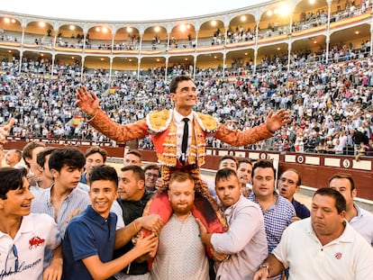 Paco Ureña, a hombros, el 15 de junio de 2019, en la plaza de Las Ventas.