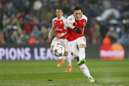 Mesut Ozil del Arsenal golpe el balón.