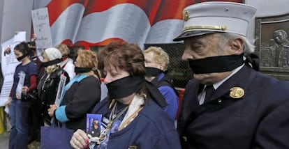 Familiares de v&iacute;ctimas del 11-S protestan con mordazas  por el traslado de restos humanos al Memorial del World Trade Center. 