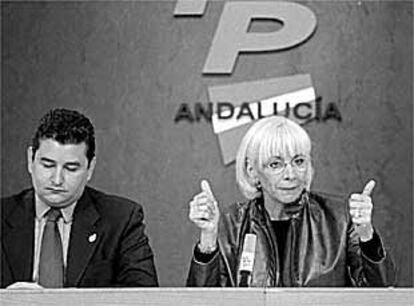 Antonio Sanz y Teófila Martínez, ayer, en la sede del PP.