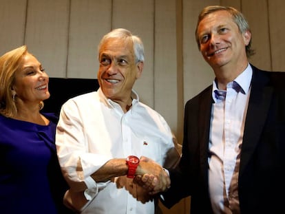 El apretón de manos entre Piñera y Kast.