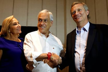 El apretón de manos entre Piñera y Kast.