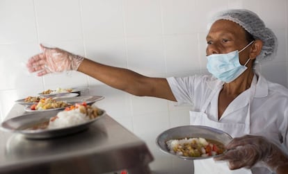 Una voluntaria prepara las raciones del comedor en una escuela de Monte Plata (República Dominicana).