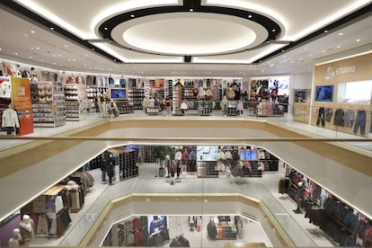 La 'flagship' de Uniqlo en Madrid tiene una superficie total de 2.300 metros cuadrados. Es la más grande de todas las que ha abierto hasta la fecha en España.