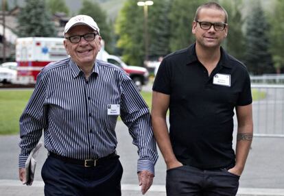 Rupert Murdoch, con su hijo Lachlan en julio de 2013.
