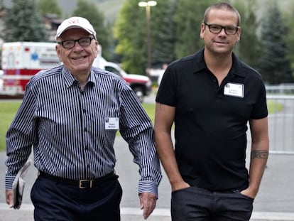 Rupert Murdoch, con su hijo Lachlan en julio de 2013.