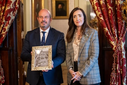 La vicepresidenta de Argentina y presidenta del Senado argentino, Victoria Villarruel, visita el Senado de España acompañada por el presidente de la institución, Pedro Rollán, este lunes en Madrid.