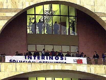 Un grupo de docentes interinos, ayer por la tarde, durante el encierro que realizaron en Sevilla.