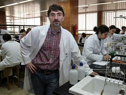 Juan Casado, en el laboratorio de química de la Facultad de Ciencias de la Universidad de Málaga.