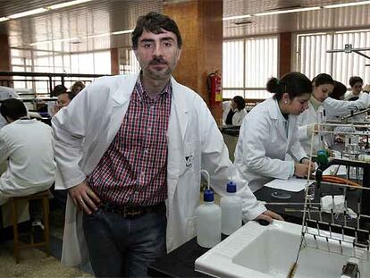 Juan Casado, en el laboratorio de química de la Facultad de Ciencias de la Universidad de Málaga.