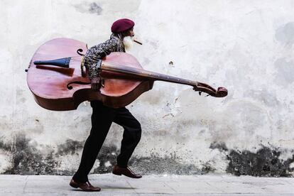 Un hombre con un contrabajo en las calles de La Habana (Cuba).