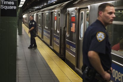 Agentes del Departamento de Policía de Nueva York vigilan una de las paradas del metro de la ciudad en agosto pasado.