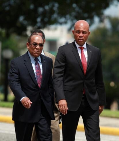 El presidente de Haití, Michel Martelly (d), y su embajador en República Dominicana, Fritz Cineas (i), llegan al Palacio Nacional para reunirse con el homólogo dominicano, Leonel Fernández, en Santo Domingo.