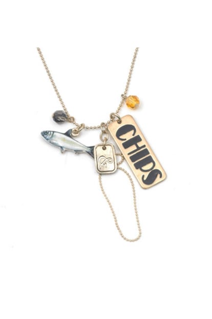 Si te gusta el fish and chips, con este collar puedes proclamarlo a los cuatro vientos. Los colgantes reproducen motivos de los siglos XIX y XX. A la venta aquí.