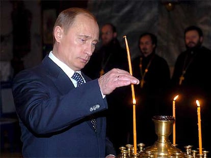 Putin enciende una vela en la catedral ortodoxa de Budapest, ayer.