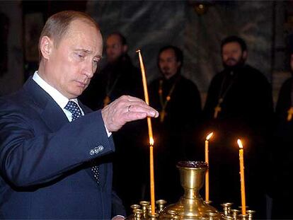 Putin enciende una vela en la catedral ortodoxa de Budapest, ayer.